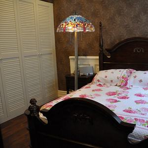 Lámpara de Pie de Vidrio Tiffany con Diseño de Libélula Azul, Estilo Retro Europeo de 18'', con LED, para Oficina, Hogar, Sala de Estar, Mesitas de Noche - Product Image 2