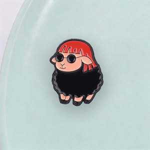 Broche en émail <span class=keywords><strong>mouton</strong></span> noir stylé avec lunettes de soleil pour décorer un sac à dos - Product Image 3