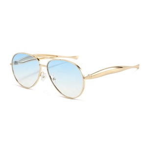 <span class=keywords><strong>2026</strong></span> Lüks Tasarımcı Modaya Uygun Kurbağa Şeklinde Kadın Güneş Gözlüğü UV400 Altın Çerçeve Üst Düzey Sokak Modası - Product Image 5