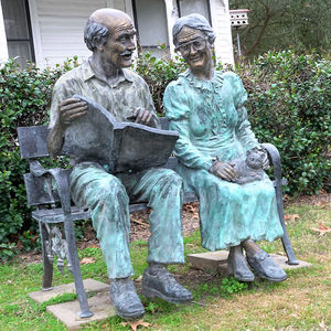 Statue en bronze bronze homme sur banc sculpture lecture avec petite fille - Product Image 3