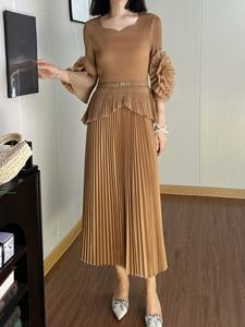 Abito floreale fatto a mano Miyake un abito da <span class=keywords><strong>donna</strong></span> Plus-size alla moda in tinta unita con pieghe ad alto elastico - Product Image 5