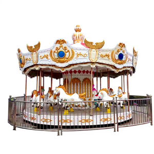 Manège de chevaux pour enfants dans un parc d'attractions, jeux mécaniques, carrousel - Product Image 1