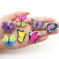 Vente en gros de breloques de décoration de chaussures papillon coloré en PVC souple marque personnalisée sabot pantoufles accessoires breloques