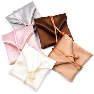 Bolsa de Almacenamiento de Joyería de Alta Gama con Tapa Abatible, Material de Seda, Venta al por Mayor de Bolsas de la Misma Marca - Product Image 4