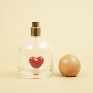 Nouveau design – Flacon de parfum en verre artisanal de 100 ml avec pulvérisateur à pompe, cœur rouge, personnalisation possible à l'intérieur, MOQ 500 pièces - Product Image 5