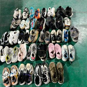 Scarpe di Alta Qualità Originali di Seconda Mano per Uomo Disponibili in Stock - Product Image 2