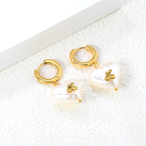 Pendientes de aro de acero inoxidable con forma de corazón y dije de perla de cereza, color dorado, para mujer, joyería de moda - Product Image 1