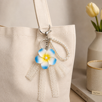 Künstliche Plumeria-Blume mit Spitzen-Schleife Schlüsselanhänger, Kunstperlen-Verzierter Frangipani-Blumen-Schlüsselring, Taschenanhänger für Hochzeit und Party