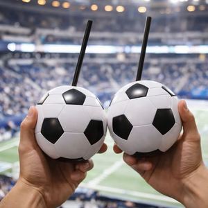 Vaso Creativo Ecológico de Plástico PS con Forma de Balón de Fútbol de 15 oz con Pajita para Fiestas, Festivales y Bebidas Deportivas - Product Image 1