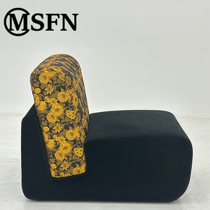 كرسي استرخاء عصري أنيق بنمط أصفر مع قاعدة سوداء وإطار خشبي لغرف المعيشة وغرف الطعام، قابل للتخصيص - Product Image 4