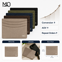 Porte-cartes en cuir fin beige avec trois fentes incurvées et aspect cuir texturé pour vente en gros sous marque privée OEM