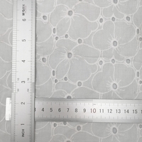 Nouveau Design 100% coton léger blanc doux motif Floral brodé dentelle broderie oeillet tissu pour robe de femme