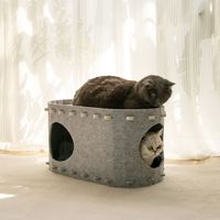 Maison pour chats Mofelt à 2 étages, avec balles suspendues, design moderne, écologique, résistante aux griffures, en feutre personnalisable