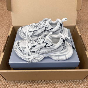 Zapatillas deportivas unisex blancas y negras con contorno grueso, de malla, con cordones, informales, para correr. - Product Image 1