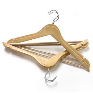 Cintres en bois naturel antidérapants personnalisés pour pantalons, manteaux, costumes, chemises, vestes et robes – Vente en gros - Product Image 1