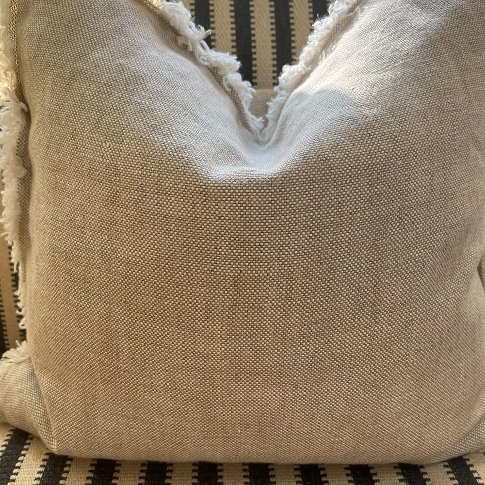 Dalam stok sarung bantal Linen Perancis berat berumbai netral indah untuk tempat tidur atau Sofa