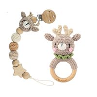 Ensemble cadeau doux en hêtre pour bébé comprenant une chaîne de sucette en crochet Hochet en bois Perles de dentition Clips de sucette pour les tout-petits