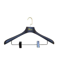 Cintre en bois de hêtre à tête concave pour hommes, avec crochet métallique poli et pince large couleur canon, idéal pour les pantalons - Vente chaude