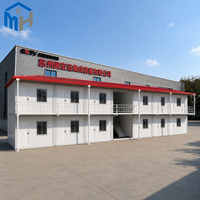 Casa Contenedor Prefabricada de Dos Pisos, Campamento Modular para Trabajadores, Dormitorio con Techo Rojo, Estructura de Acero Aislada e Ignífuga