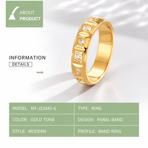 Anillo geométrico en tono dorado con banda ancha y detalles de piedras transparentes espaciadas, joyería de diseño. - Product Image 3