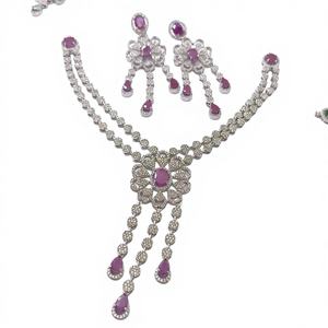 Conjunto de Joyería Glamuroso y Clásico para Mujer, Collar y Aretes Plateados con Pedrería Rosa, para Bodas y Compromisos - Product Image 1