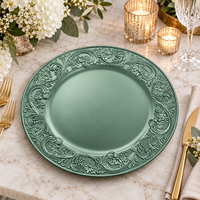 Assiette de présentation en plastique sculptée de 13 pouces, finition poudrée, texture florale en relief, design élégant et luxueux pour restaurant, mariage, événement