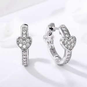 Orecchini a Cerchio a Forma di Cuore in Cristallo per Donne, Stile Huggie Dolce e Trendy, Accessori per Uso Quotidiano - Product Image 3
