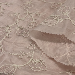 Tissu brodé tissé-85GSM, base rose avec motifs floraux blancs - Product Image 4