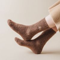 Chaussettes de broderie en laine de couleur Pure pour femmes doux hiver automne école Style cheville-longueur Compression chaussettes en laine pour les filles