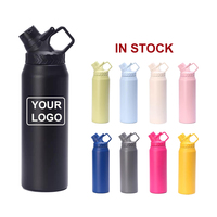 Bouteille d'eau sport en acier inoxydable de 750 ml avec couvercle à bec rabattable, supporte le logo personnalisé pour la salle de sport, les activités de plein air et la consommation quotidienne