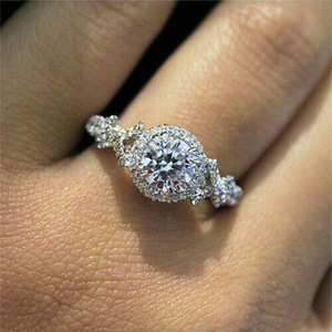 Anello Vintage con Zirconi a Forma di Croce, Elegante Gioiello da Donna per Fidanzamento e Uso Quotidiano - Product Image 1