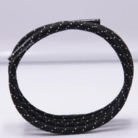 Dentelle à triple point de tissage sergé, ronde, 4,5 mm, avec fil métallique intégré pour un effet lumineux linéaire sur les chaussures