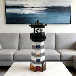Blau-weiß gestreifter Leuchtturm mit Gnom- und Palmen-Dekor - Product Image 4