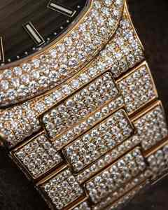 Montre mécanique automatique de luxe en acier inoxydable, entièrement sertie de pierres de moissanite, conçue pour un savoir-faire haut de gamme, analogique - Product Image 4