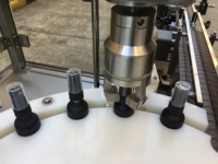Machine de remplissage et de bouchage automatique à 2 têtes 1200-2000BPH pour bouteilles de 20-200 ml, parfum, huile essentielle, sirop