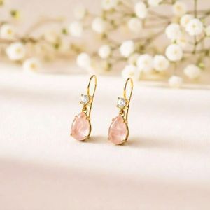 Pendientes Colgantes Elegantes de Cuarzo Rosa en Forma de Pera Hechos a Mano con Circonitas en Plata de Ley 925 o Chapados en Oro, Joyería Fina - Product Image 1