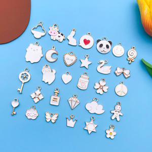 高級感あふれるメタル製レディーススタイルデザイナーファッションジュエリーペンダント、ゴールド、シルバー、カスタムロゴ、ファッションデザイナーチャーム、ダイヤモンド - Product Image 4