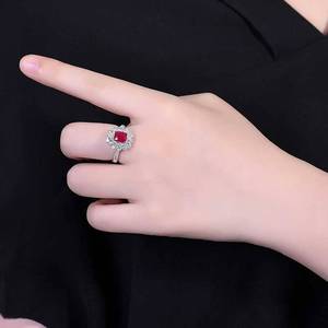 Bague en rubis sang de pigeon non chauffé de 1,54 carat, taille coussin, pierre précieuse naturelle du Mozambique avec 46 diamants sertis dans de l'or 18 carats - Product Image 4