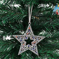 Decoraciones navideñas: árbol de Navidad calado en forma de corazón, decoraciones para escaparates y pequeños adornos de estrellas de cinco puntas.