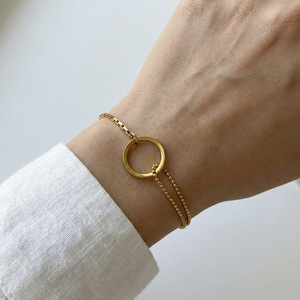 Pulsera de oro minimalista con dije de círculo hueco y cadena dividida de doble textura - Product Image 2