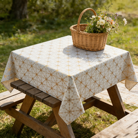 Nappe en PVC à motif floral moderne 137cm*20m, rouge estampé or, imperméable, résistante à l'huile, couleurs et logo personnalisables pour la maison et les mariages
