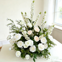 Composition florale artificielle blanche et verte romantique de taille moyenne pour mariage, avec rhododendrons et delphiniums en soie, pour décoration de table et toile de fond.