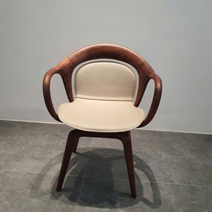 Chaise de salle à manger scandinave de luxe, structure en bois massif, siège rembourré en cuir de qualité supérieure pour la maison, le restaurant, l'hôtel PISANO - Product Image 2