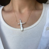Venta al por mayor de joyería religiosa, regalos católicos hechos a mano sin deslustre, collar de Cruz de perlas de agua dulce barrocas opalescentes de oro PVD de 18K