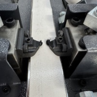 Équipement d'application de mastic butyle pour intercalaires en aluminium, machine robot extrudeuse de revêtement butyle pour verre isolant
