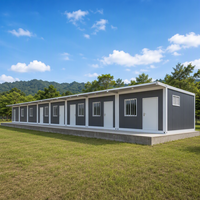 Maison conteneur 20 pieds modulaire préfabriquée à assemblage rapide, type rangée, avec structure en acier et panneaux sandwich, pour logement de dortoirs de travailleurs et camps.