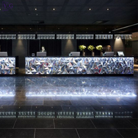 Comptoir de réception en verre et pierre moderne, durable et haut de gamme, personnalisé avec éclairage LED pour hôtel et centre commercial