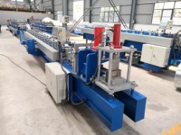 Machine de façonnage de cadre de porte de volet roulant de profil en acier