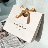 Sacs en papier personnalisés de luxe pour cadeaux de mode avec logo imprimé à chaud, emballage de bijoux, sac de shopping portable
