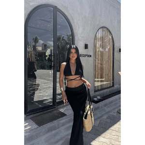 Traje Formal Negro con Decoración de Botones y Falda - Product Image 3